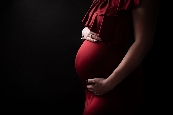 grossesse-seance-robe-rouge-photographe